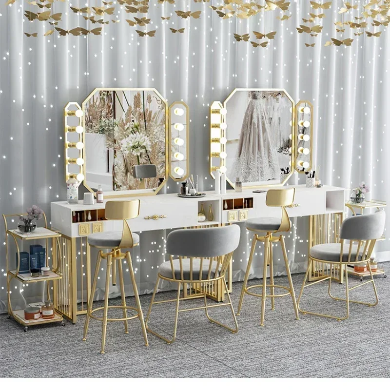 Beauty And Makeup Studio - Studio foto meja rias rock untuk
