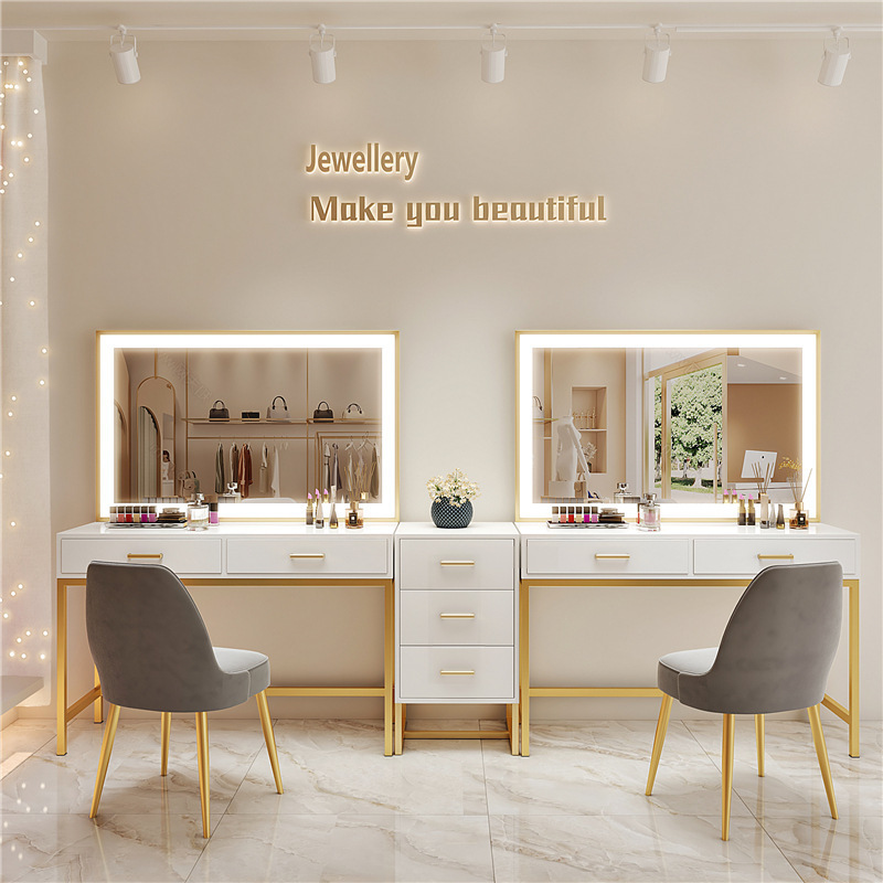 Beauty And Makeup Studio - Studio rias kuku profesional dengan meja