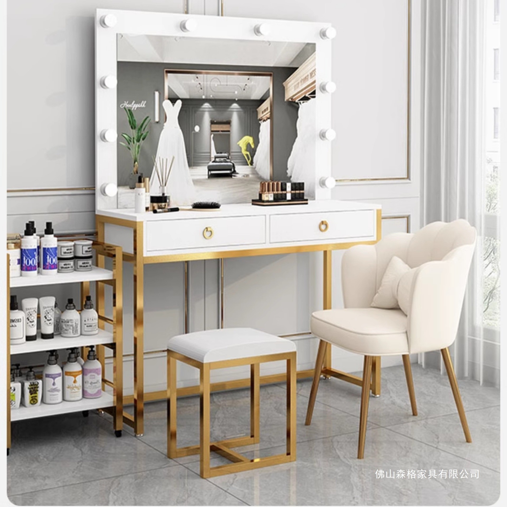 Meja rias studio dengan cermin - Beauty And Makeup Studio ulasan dan harga