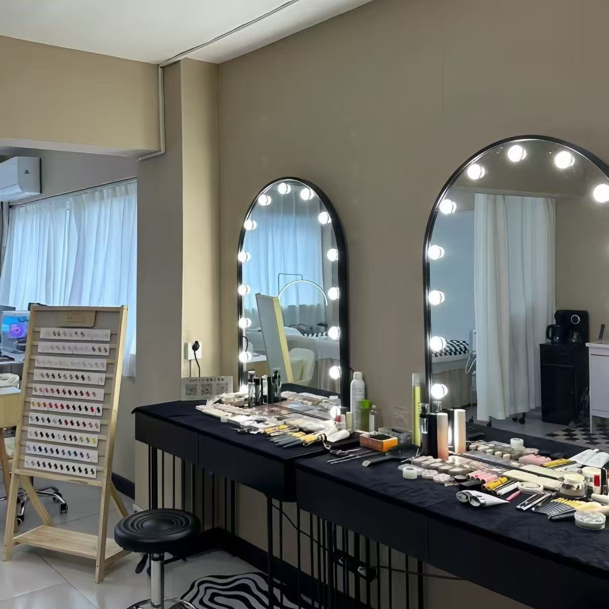 Meja rias gaya Nordik dengan l - Beauty And Makeup Studio ulasan dan harga